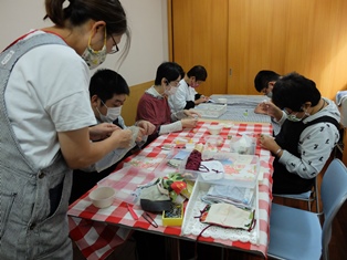 マスクづくり作業